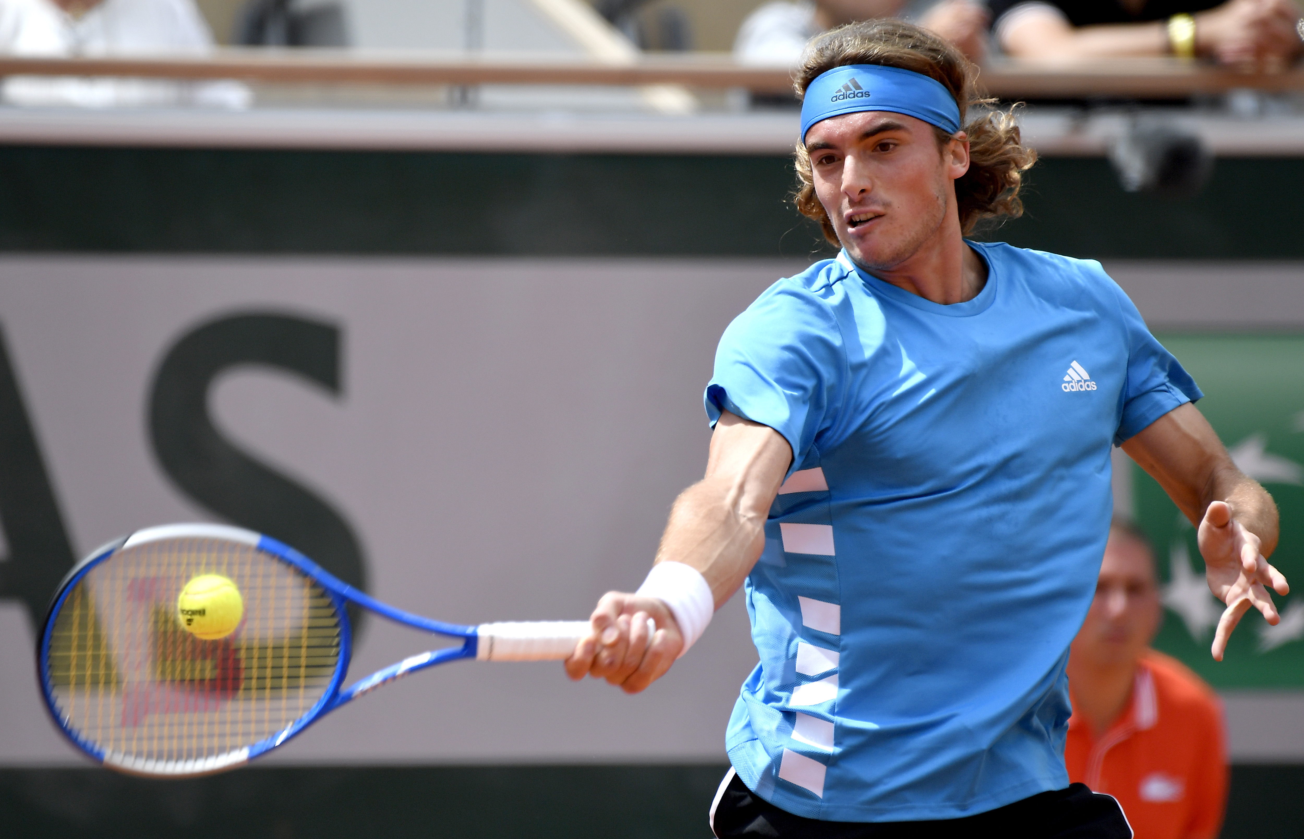 包含西班牙网球队横扫欧洲网球队，西西帕斯统治全场的词条