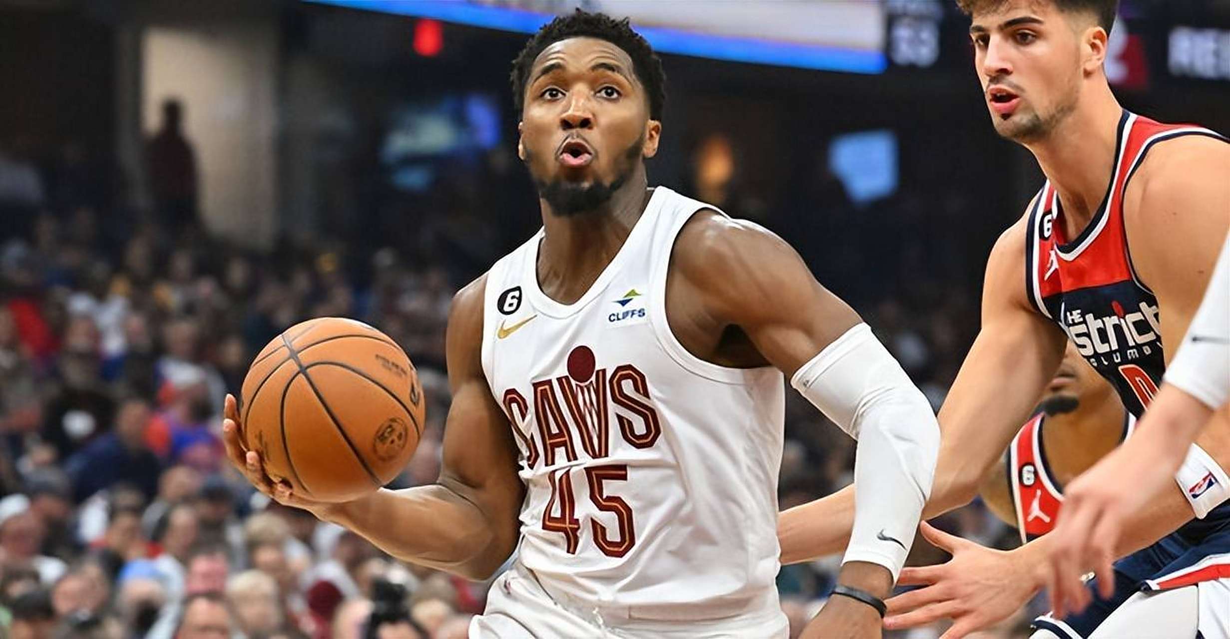 魔术鏖战鹈鹕，萨姆·米切尔打破历史纪录