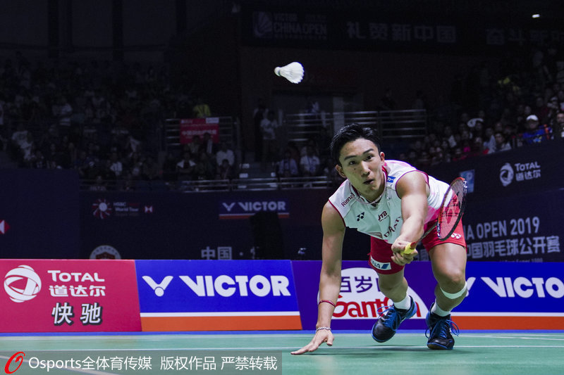 中国羽毛球队轻取马来西亚羽毛球队，桃田贤斗高光表现