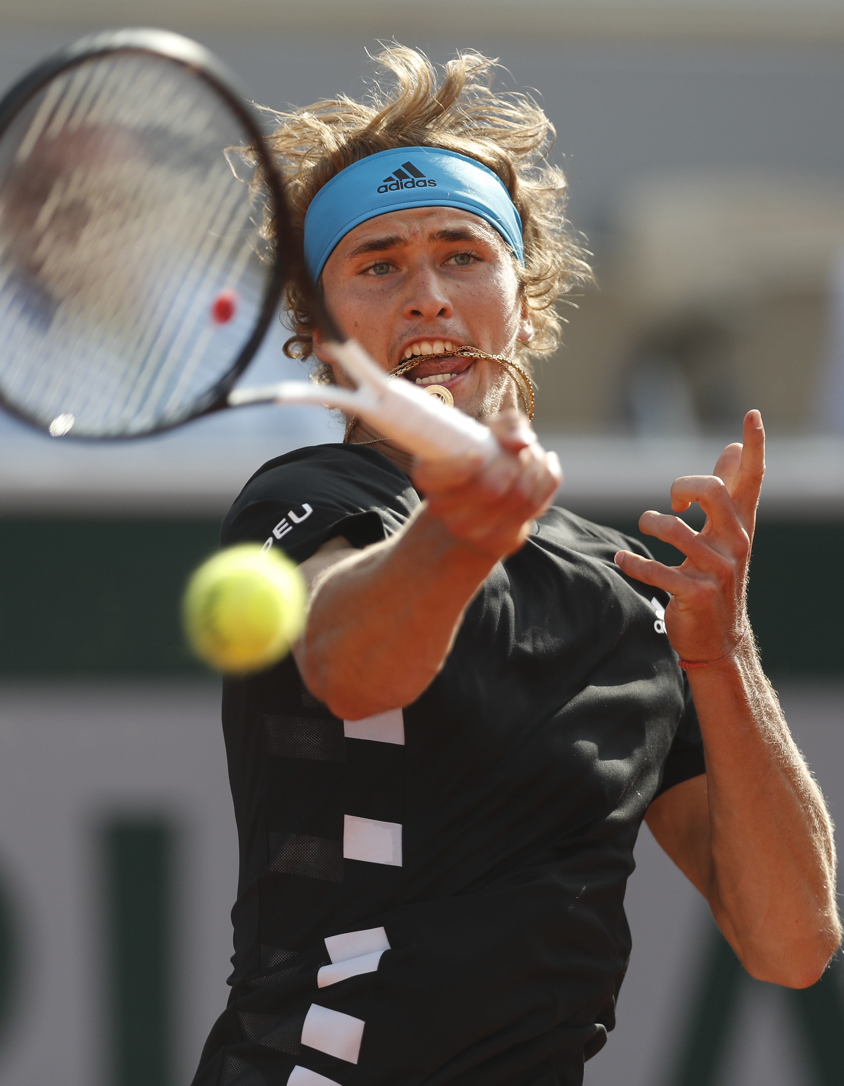 法国网球队逆转西班牙网球队，兹维列夫完成帽子戏法