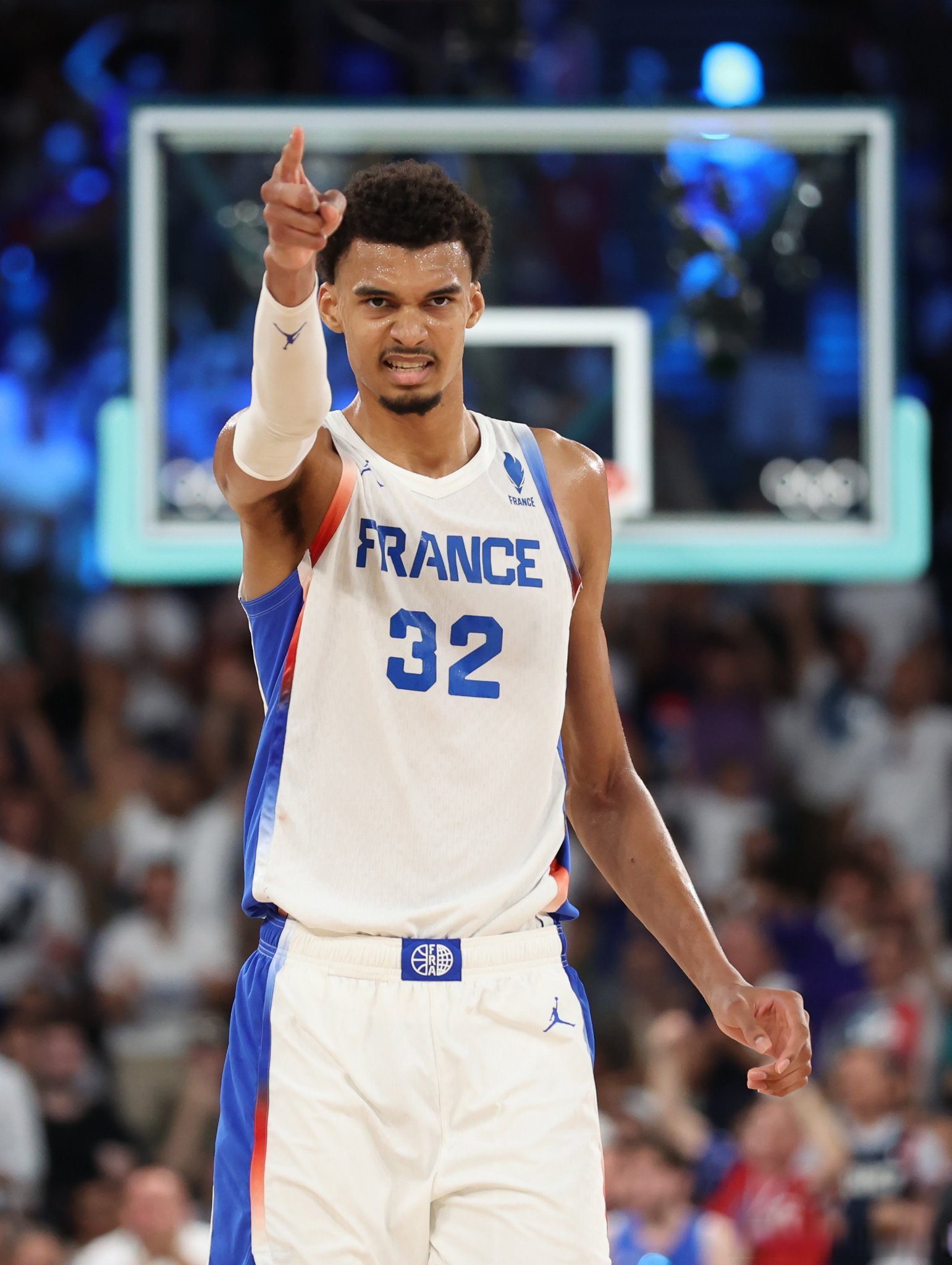 波兰男篮轻取法国男篮，伦纳德打破历史纪录