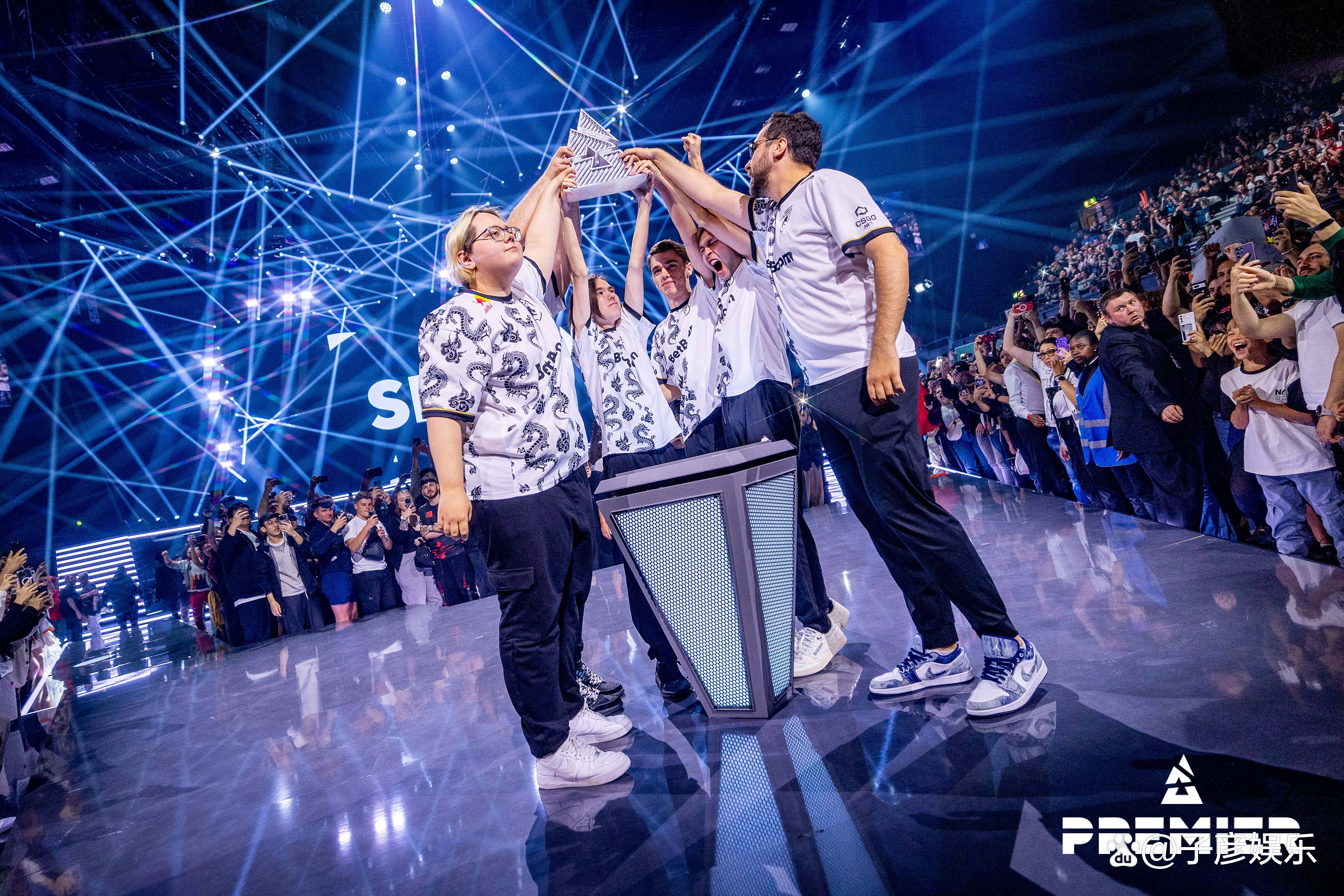 CS2惊险逆转取胜，粉丝狂欢不已