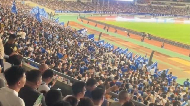 包含足球场外新闻不断，话题热度爆表的词条